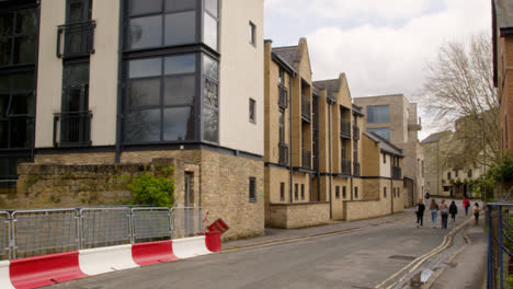 Edificios-Modernos-Y-Tradicionales-En-Paradise-Street-En-El-Centro-De-La-Ciudad-De-Oxford-Con-Peatones.